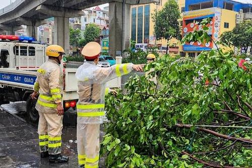 Hà Nội bất ngờ mưa lớn kèm gió giật mạnh, Công an khuyến cáo khẩn
