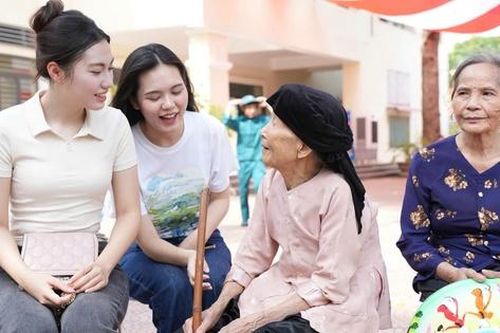 Khám sức khỏe, cấp phát thuốc miễn phí các gia đình chính sách, hoàn cảnh khó khăn xã đảo Minh Châu