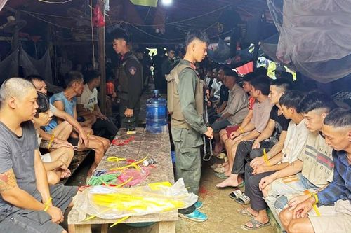 Huy động lực lượng vây bắt nhiều đối tượng khai thác vàng trái phép