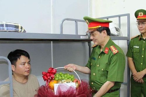 Lào Cai: Thăm hỏi, động viên Đại úy Công an bị thương khi khống chế đối tượng phạm tội về ma túy
