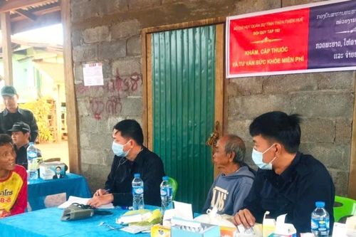 Nghĩa tình quân dân trên nước bạn Lào