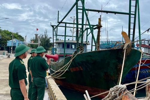 Quảng Trị: Ứng cứu kịp thời 7 thuyền viên của tàu cá bị chìm trên biển