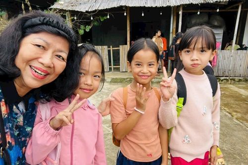 Tặng sách trẻ em vùng cao, đổi lại quà thân thiện môi trường