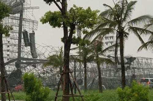 Sân khấu đổ sau cơn dông, đêm nhạc bị hủy ở Quảng Ninh