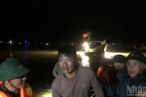 Hà Tĩnh: 34 người trên thuyền câu mực bị sóng đánh chìm được đưa vào bờ an toàn