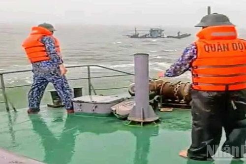 Hưng Yên: Bộ đội biên phòng ứng cứu phương tiện trôi dạt trên biển