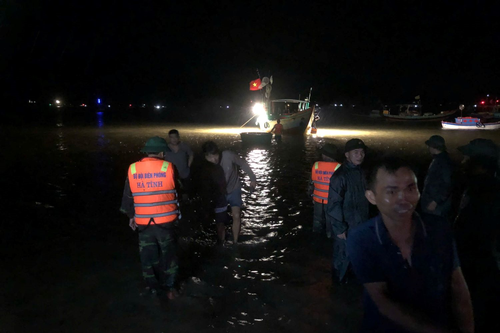 Hà Tĩnh: Cứu nạn thành công toàn bộ 34 người trên tàu du lịch bị chìm