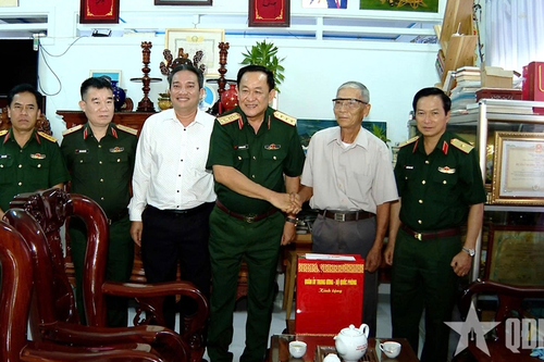 Đoàn công tác Quân ủy Trung ương, Bộ Quốc phòng thăm, tặng quà Đại tá, Anh hùng LLVT nhân dân Huỳnh Trí