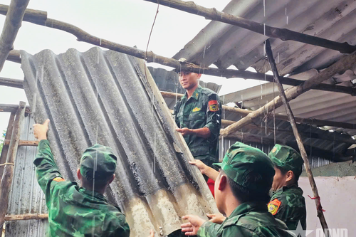 Cà Mau: Đồn Biên phòng Đất Mũi kịp thời hỗ trợ giúp người dân khắc phục hậu quả thiên tai