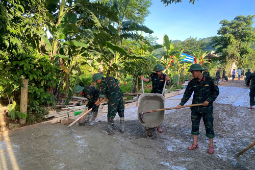 Hành quân dã ngoại lên xã vùng cao giúp dân