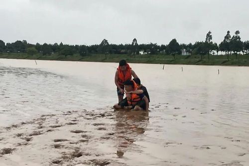 Quảng Ngãi: Công an giải cứu 2 nạn nhân bị đuối nước trên sông Đăk Bla