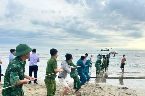 Hà Tĩnh: 2 tàu cá và 8 ngư dân mất liên lạc đã vào bờ an toàn