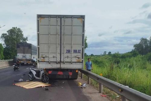 Tông vào xe tải đang đỗ bên đường, 3 bà cháu tử vong