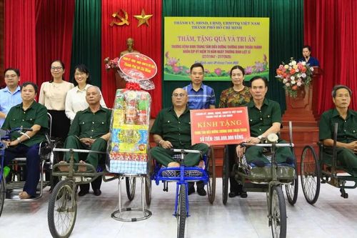 Đoàn đại biểu TPHCM thăm hỏi và trao quà cho thương, bệnh binh tại tỉnh Bắc Ninh