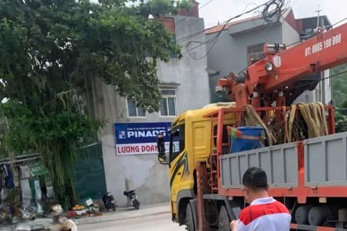 Va chạm xe ô tô cẩu, người phụ nữ đi xe đạp tử vong