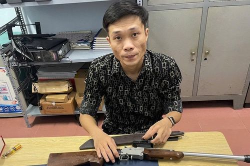 Công an thu súng, dao của đối tượng ăn không trả tiền còn đập quán