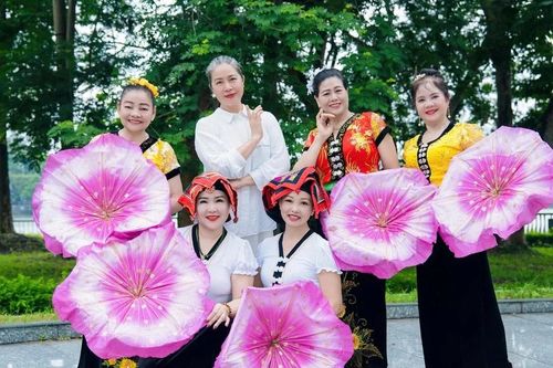 Nhiều người dân Tuyên Quang hưởng ứng phong trào học múa dân gian
