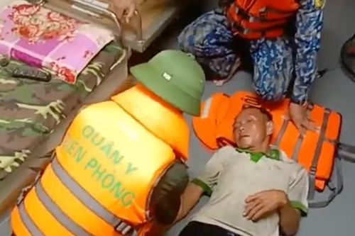 Kịp thời ứng cứu ngư dân cùng phương tiện trôi dạt trên vùng biển Hưng Yên