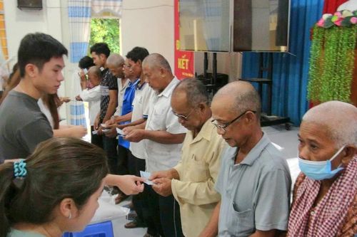 Trao tặng 100 phần quà cho bà con Khmer miền núi An Giang