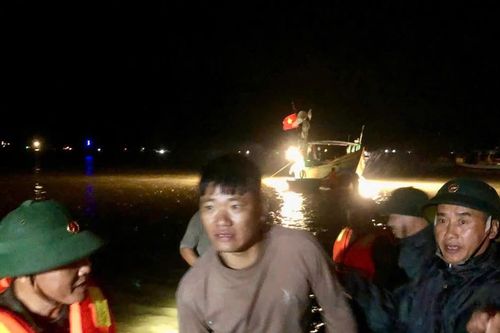 Giông lốc đánh chìm tàu trên biển Thiên Cầm, 34 người may mắn được cứu sống