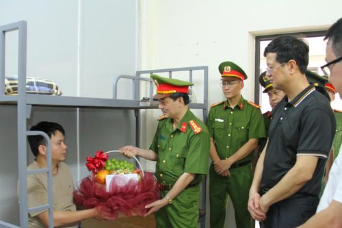 Một cán bộ công an bị gãy xương sườn khi trấn áp tội phạm ma túy
