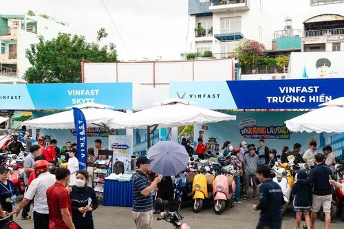 Người dân Hà Nội, TP.HCM, Hưng Yên hào hứng đổi xe máy xăng lấy xe máy điện