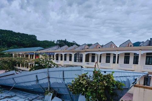 Lốc xoáy tàn phá trường học ở Hà Tĩnh