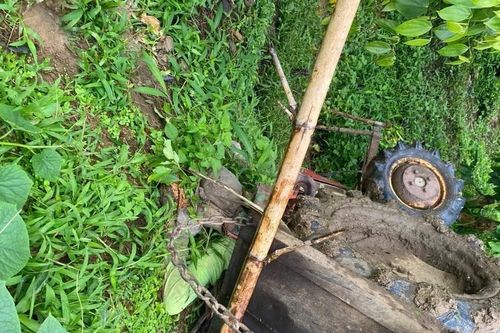 Một người bị máy cày lật đè tử vong