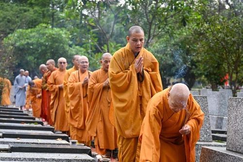 Chủ tịch Hội đồng trị sự Giáo hội Phật giáo Việt Nam tưởng niệm anh hùng liệt sĩ