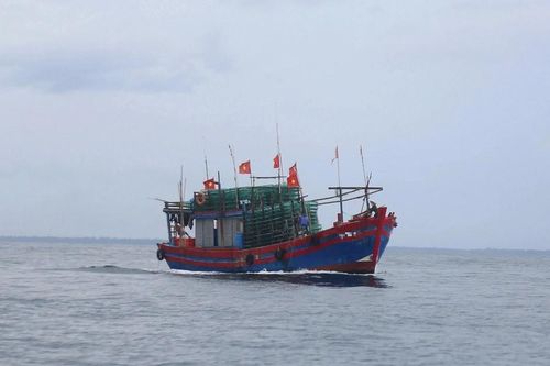 Cứu 7 thuyền viên trên tàu cá bị dông lốc đánh chìm