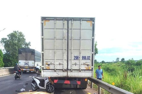 Xe máy tông vào đuôi xe tải đỗ cùng chiều, 3 bà cháu tử vong