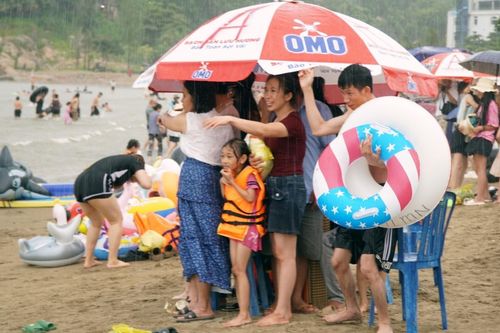 Mưa to, hàng nghìn du khách vẫn vô tư tắm biển Sầm Sơn