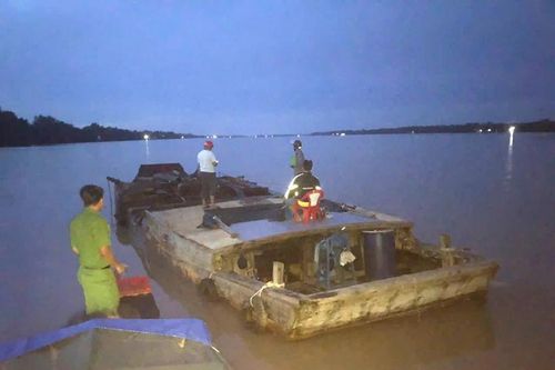 Bắt quả tang phương tiện khai thác 'cát lậu' trên sông Hàm Luông