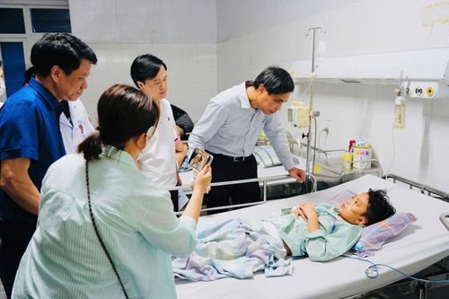 Vụ lật tàu du lịch tại Hạ Long: 10 người sống sót đang được tập trung điều trị, chăm sóc