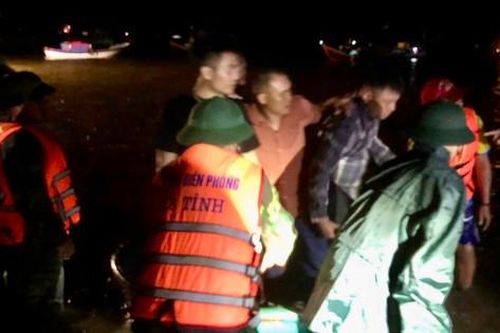 Hà Tĩnh: Kịp thời cứu hộ, đưa 34 người trên tàu chìm vào bờ an toàn