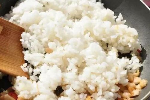 Người đàn ông 50 tuổi nguy kịch sau khi ăn cơm rang trứng