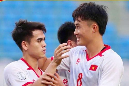 Khuất Văn Khang tài vượt tuổi vẫn đá giải trẻ