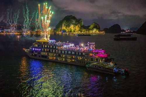 Du thuyền 5 sao xin lỗi vì bắn pháo hoa ngay thời điểm tìm kiếm nạn nhân lật tàu ở vịnh Hạ Long