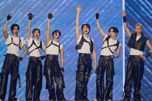 Nhóm nhạc bị chỉ trích vì tổ chức concert bất chấp bão lớn, khán giả bức xúc