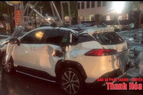 Mưa dông khiến nhiều nhà dân tốc mái, công sở hư hỏng