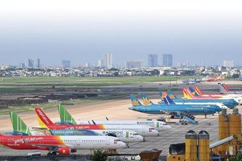 Hàng loạt chuyến bay tại Nội Bài bị ảnh hưởng do thời tiết cực đoan