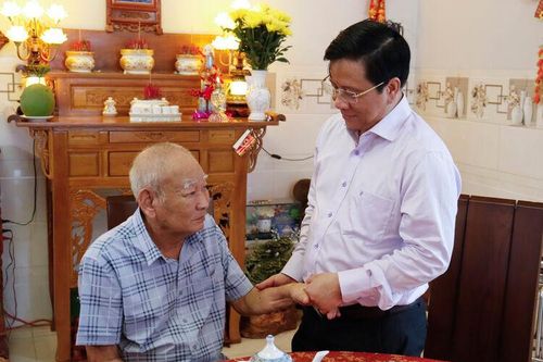 Chủ tịch UBND tỉnh An Giang Hồ Văn Mừng thăm, tặng quà người có công, nhân kỷ niệm 78 năm Ngày Thương binh - Liệt sĩ