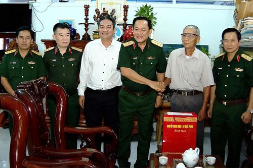 Quân ủy Trung ương thăm, tặng quà đại tá, Anh hùng Lực lượng vũ trang Nhân dân Huỳnh Trí