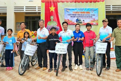 Trao hơn 400 phần quà cho học sinh khó khăn ở xã Biển Hồ