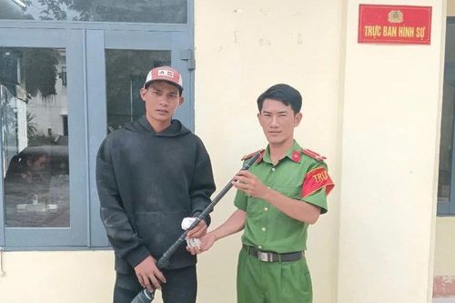 Một thanh niên tự nguyện giao nộp súng tự chế và 8 viên đạn