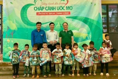 Tặng 470 triệu đồng đầu tư cơ sở vật chất cho Trường Tiểu học và THCS Nguyễn Đình Chiểu