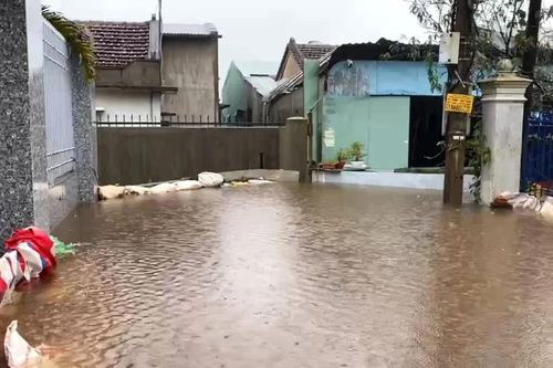 Mưa lớn gây ngập lụt cục bộ tại hẻm 280 Trường Chinh, phường Hội Phú