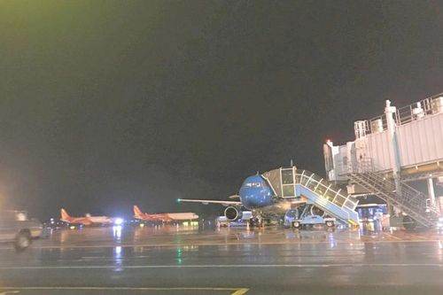 Hàng loạt chuyến bay tạm dừng khai thác do ảnh hưởng bão Wipha