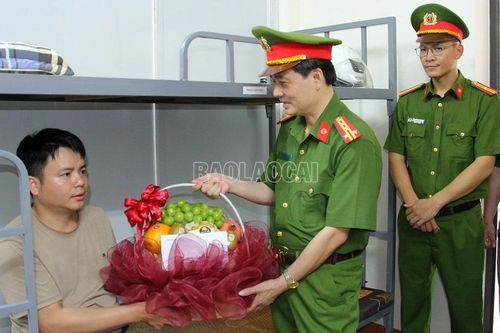 Lãnh đạo Công an tỉnh Lào Cai thăm, động viên đại úy công an xã bị thương khi khống chế tội phạm về ma túy