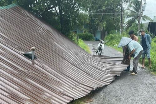 Xã Hàm Kiệm: Mưa to, gió lốc gây hư hại nhà dân, ngã trụ điện hạ thế